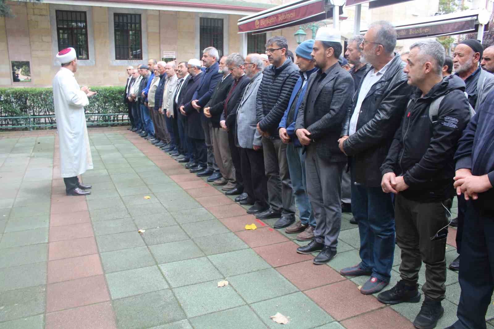 Eskişehir’de Gazze’de İsrail’in hastane saldırısında hayatını kaybedenler için gıyabi cenaze namazı kılındı