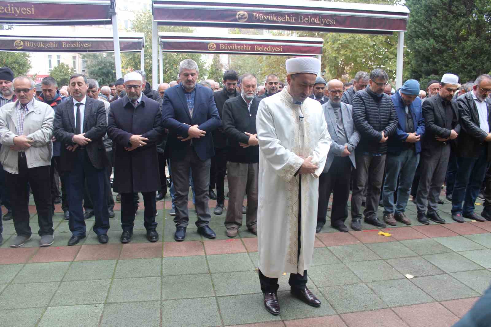 Eskişehir’de Gazze’de İsrail’in hastane saldırısında hayatını kaybedenler için gıyabi cenaze namazı kılındı