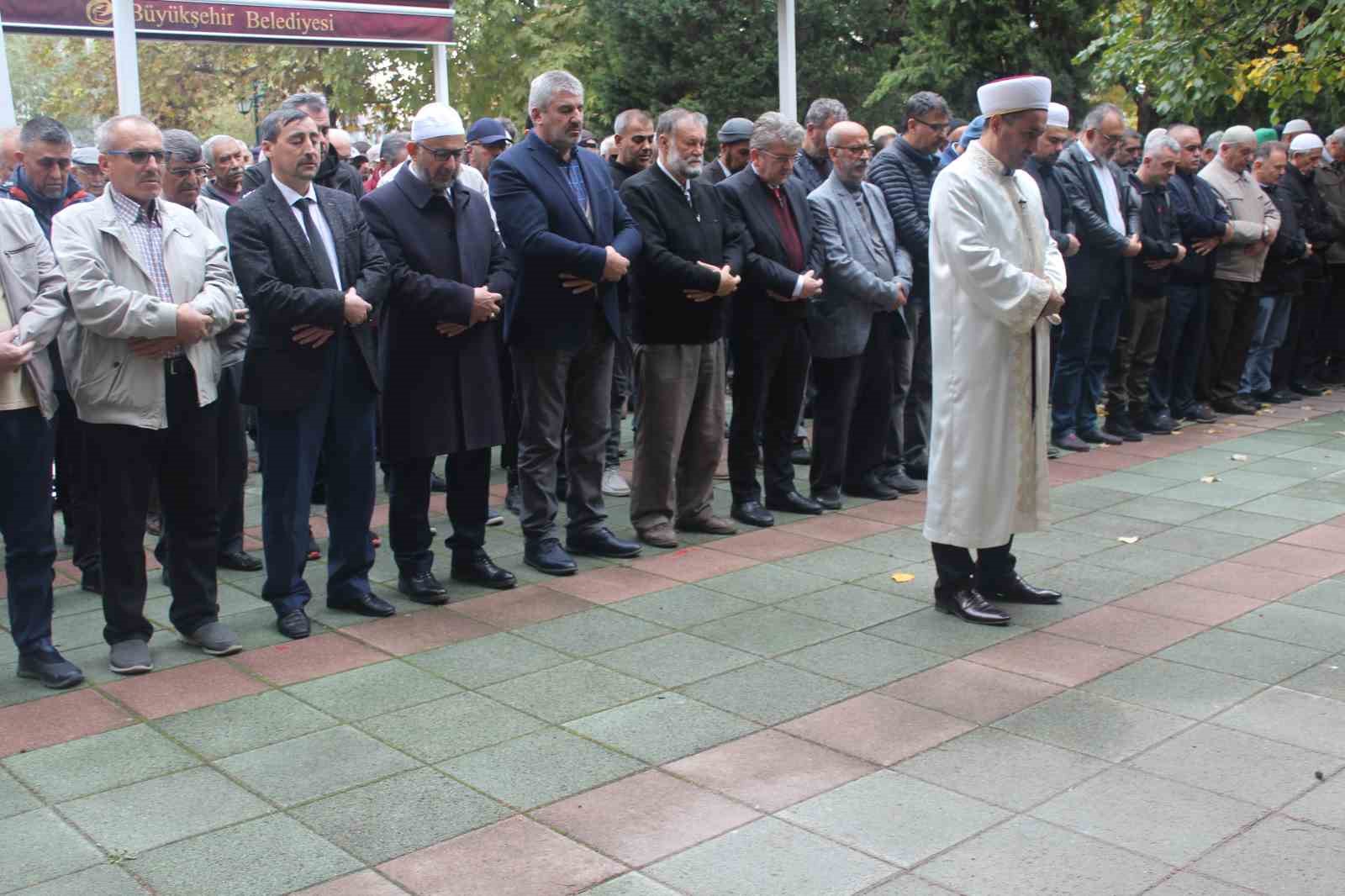 Eskişehir’de Gazze’de İsrail’in hastane saldırısında hayatını kaybedenler için gıyabi cenaze namazı kılındı