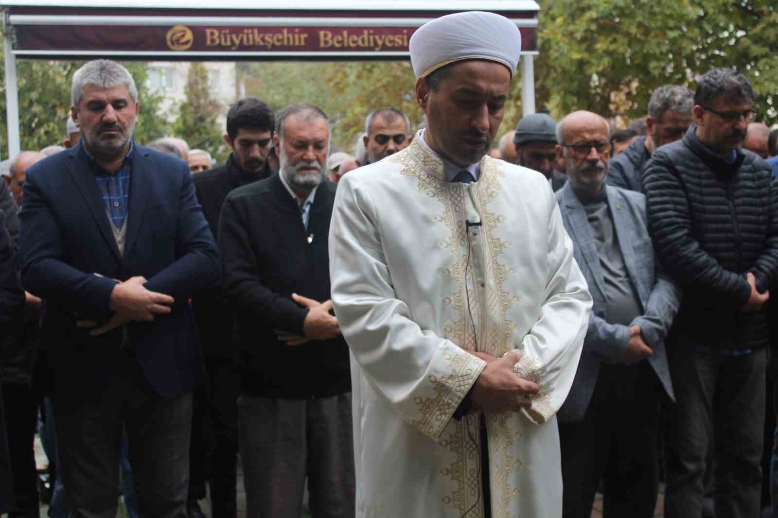 Eskişehir’de Gazze’de İsrail’in hastane saldırısında hayatını kaybedenler için gıyabi cenaze namazı kılındı