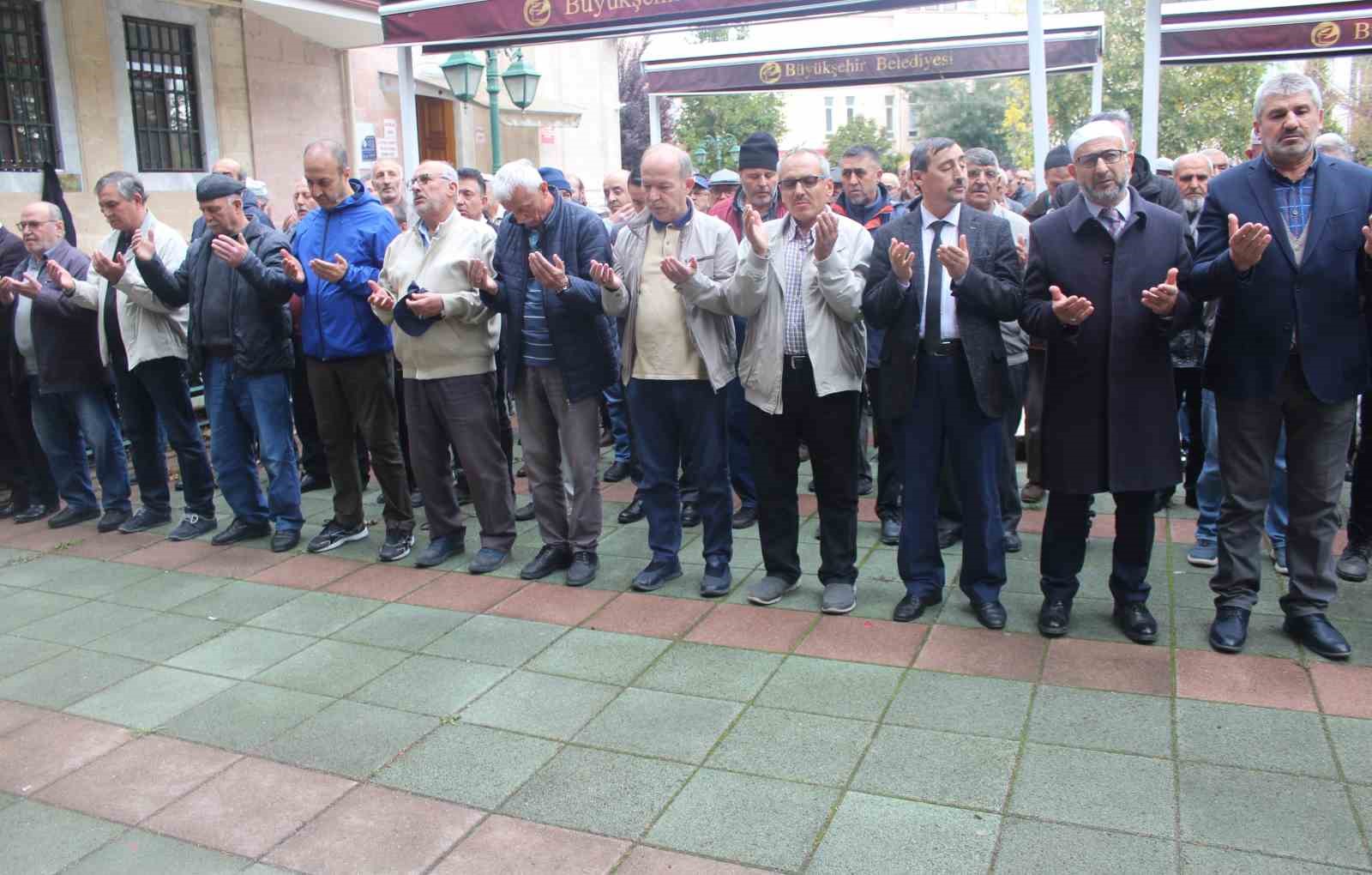 Eskişehir’de Gazze’de İsrail’in hastane saldırısında hayatını kaybedenler için gıyabi cenaze namazı kılındı