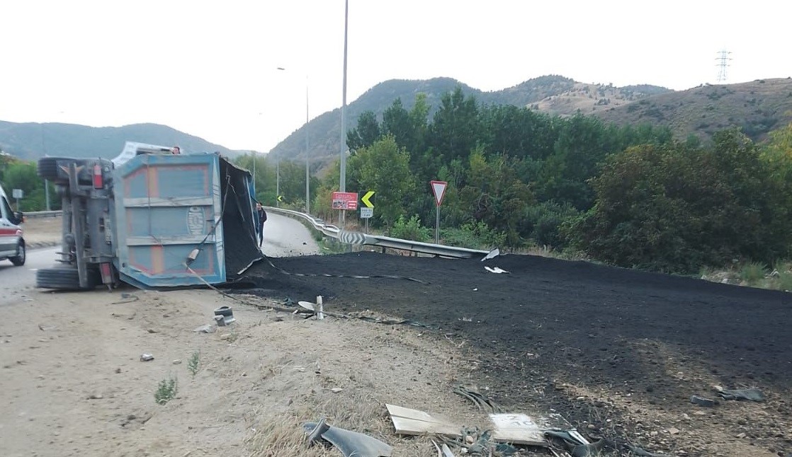 Bilecik’te kömür tozu yüklü kamyon devrildi, 2 kişi yaralandı