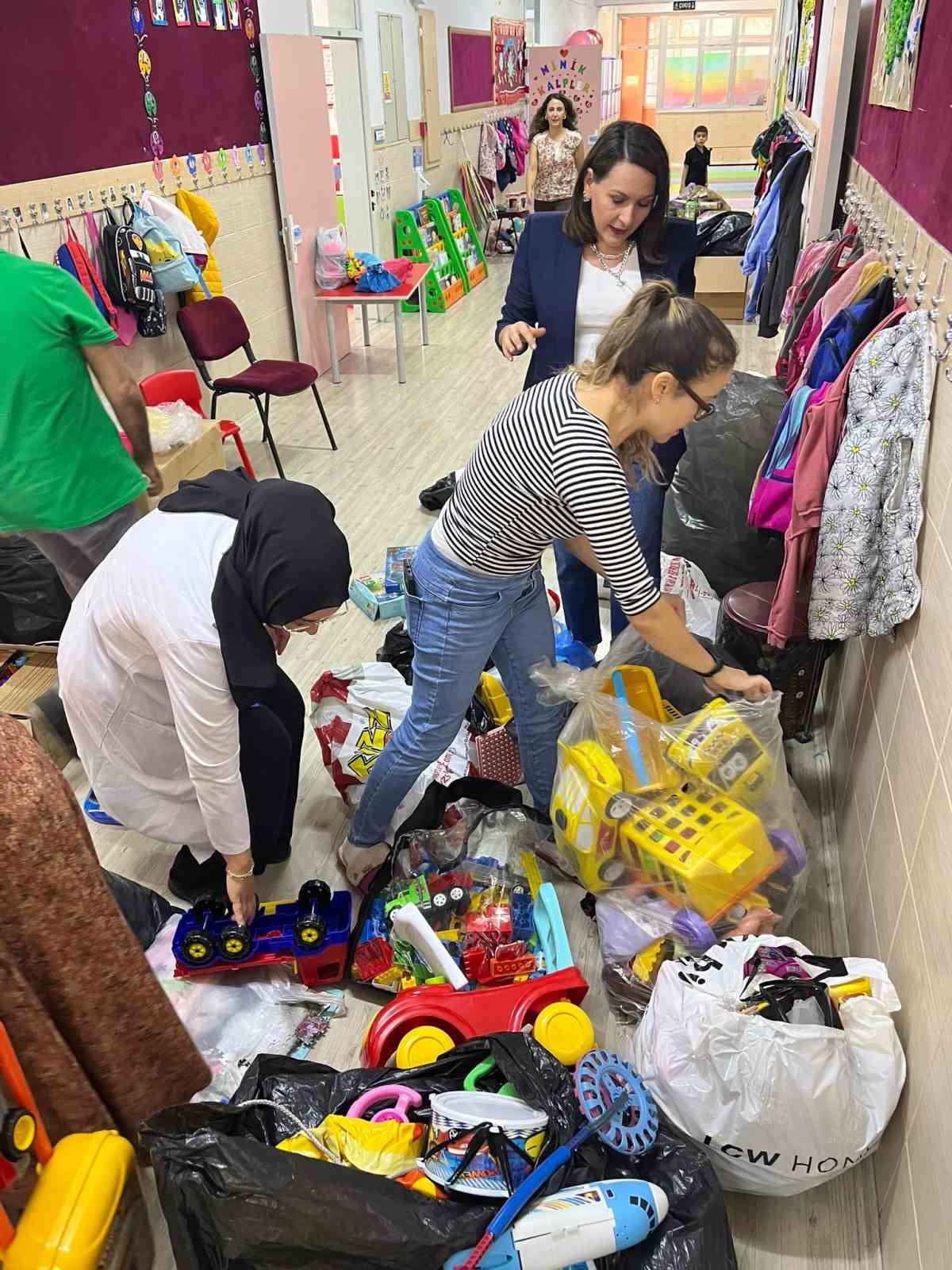 Eskişehir’de 2 dernek çocuklara 400 oyuncak dağıttı