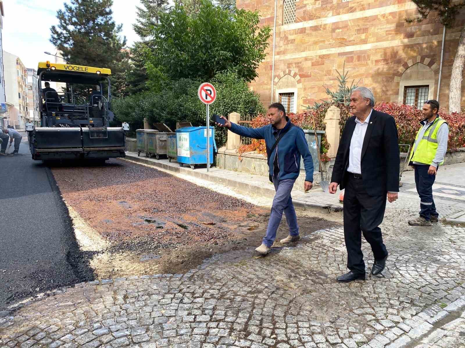 Başkan Bakkalcıoğlu asfaltlama çalışmalarına katıldı