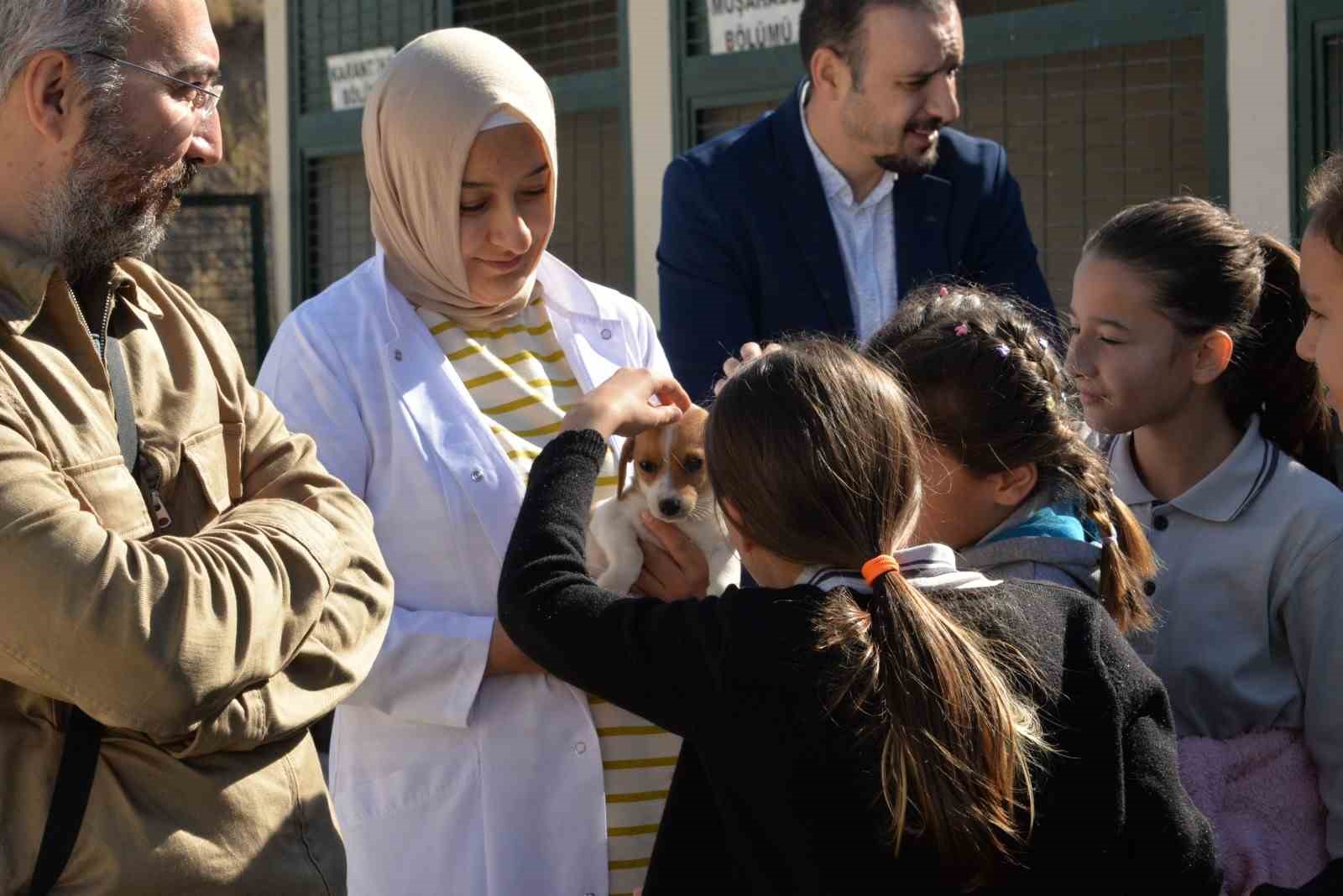 Öğrencilerden hayvan barınağına ziyaret