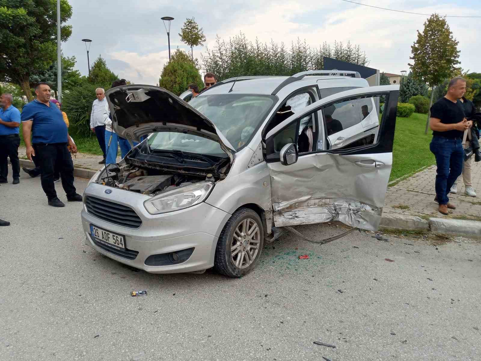 İki hafif ticari araç kavşakta çarpıştı: 2 yaralı