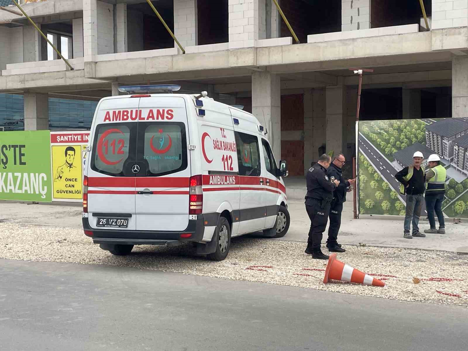 İnşaatın 3’üncü katından düşen 2 işçi yaralandı