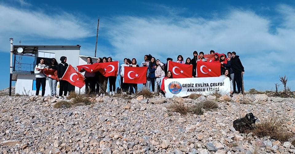 Gediz’de öğrenciler 100. yıl anısına Akdağ zirvesine bayrak astılar