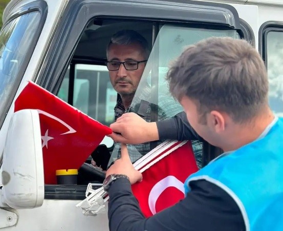 Ülkü Ocakları Tavşanlı İlçe Başkanlığı 5 bin adet Türk bayrağı dağıttı