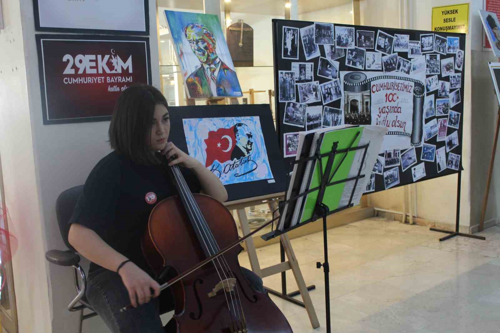 Cumhuriyeti ve Atatürk’ü Ebru Sanatı ile anlatan serginin açılışı yapıldı