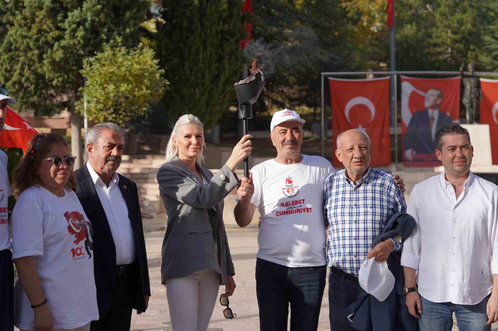 Cumhuriyet meşalesini Çankaya’ya taşıyan sporcular Bilecik’ten geçti