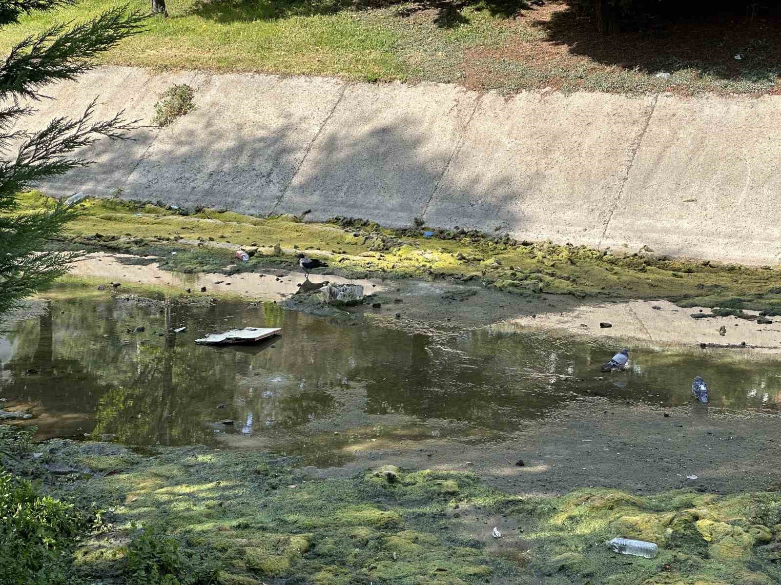 Suyu kesilen Porsuk Çayı’nda kirli görüntü dikkat çekiyor