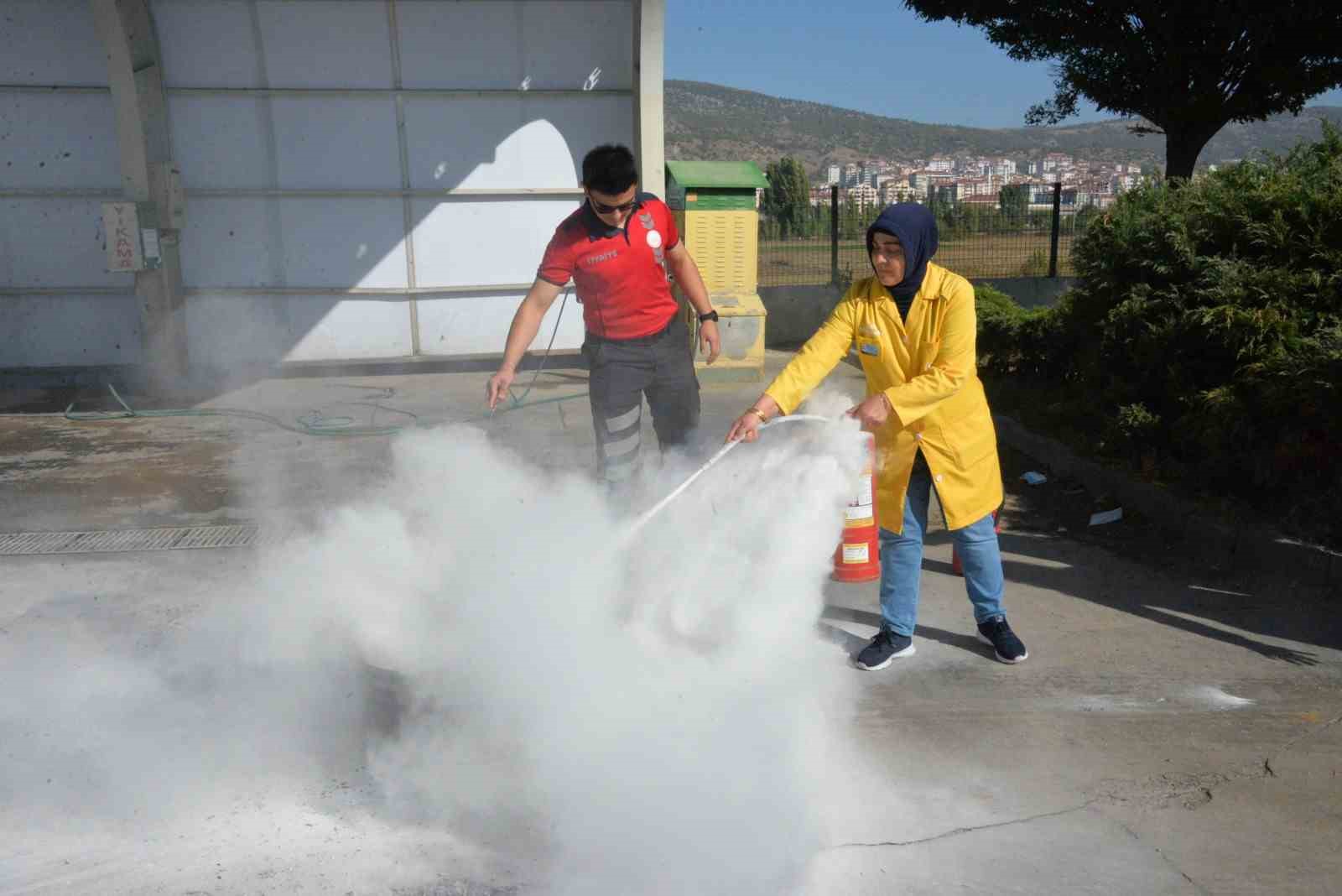 Bozüyük Belediyesi İtfaiyesi’nden işyeri  personellerine yangın eğitimi