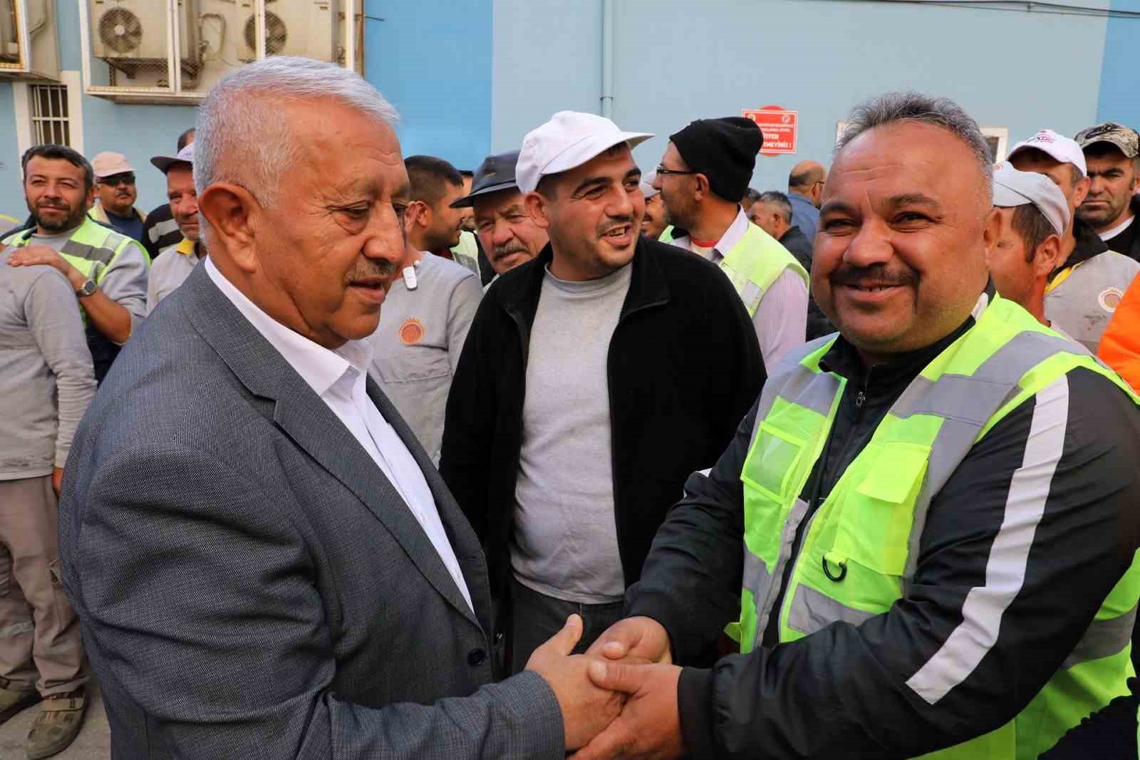 Afyonkarahisar Belediyesinden çalışanları bayram ettiren haber