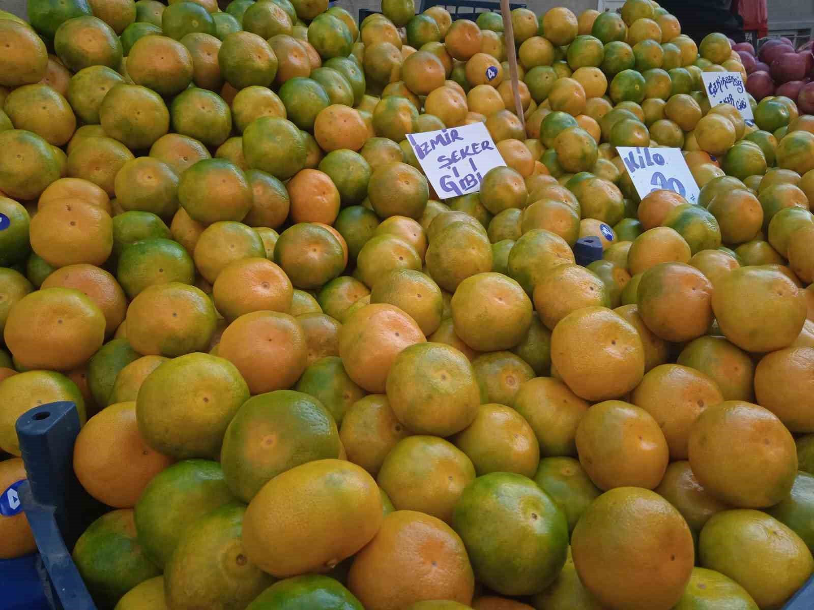Pazarcının vitamin yönünden zengin mandalina satışından beklentisi yüksek