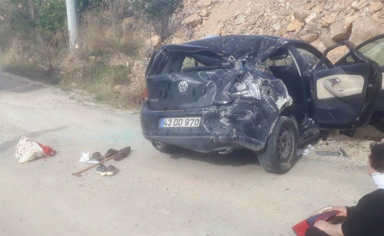 Emet’te otomobil moloz yığınına çarptı: 1 ölü, 5 yaralı