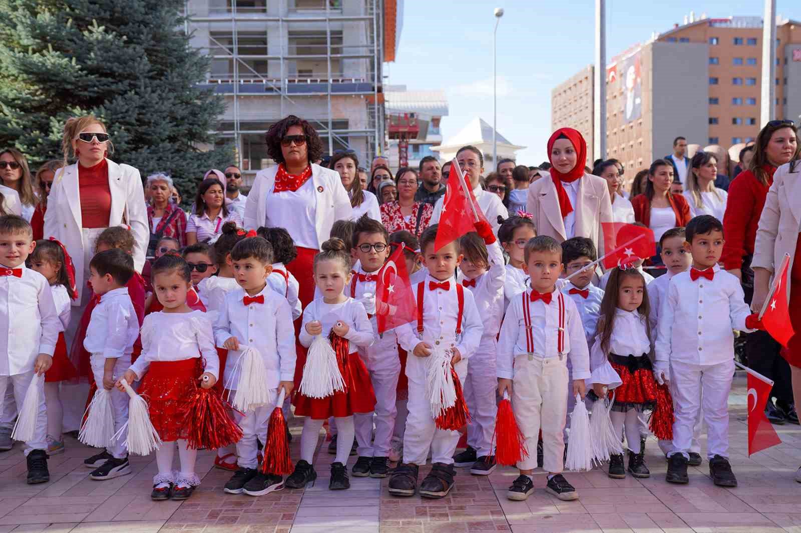 Cumhuriyetin 100. yaşı miniklerle coşkuyla kutlandı