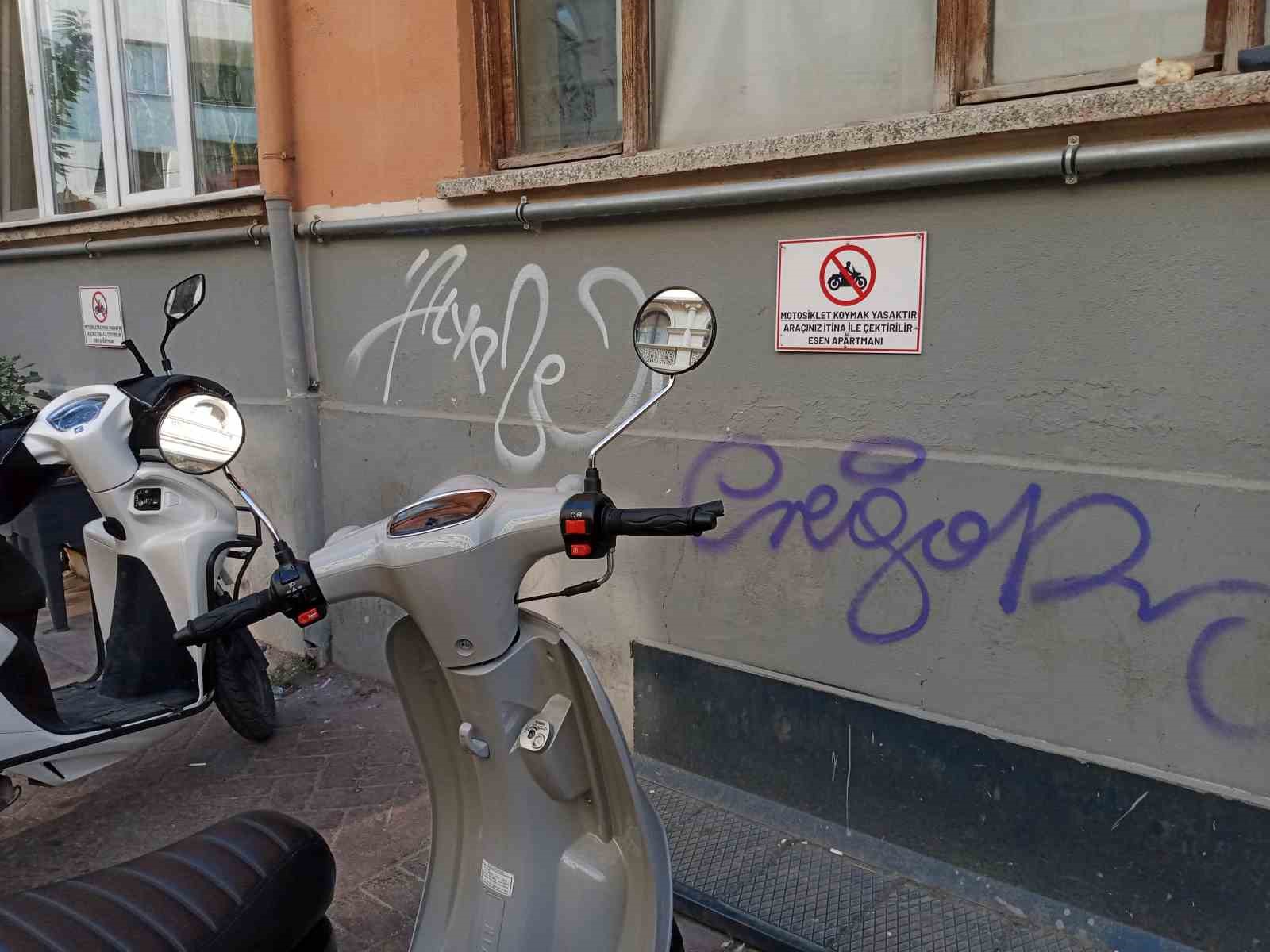 ‘Motosiklet koymak yasaktır’ yazısının tam karşısına park yaptılar
