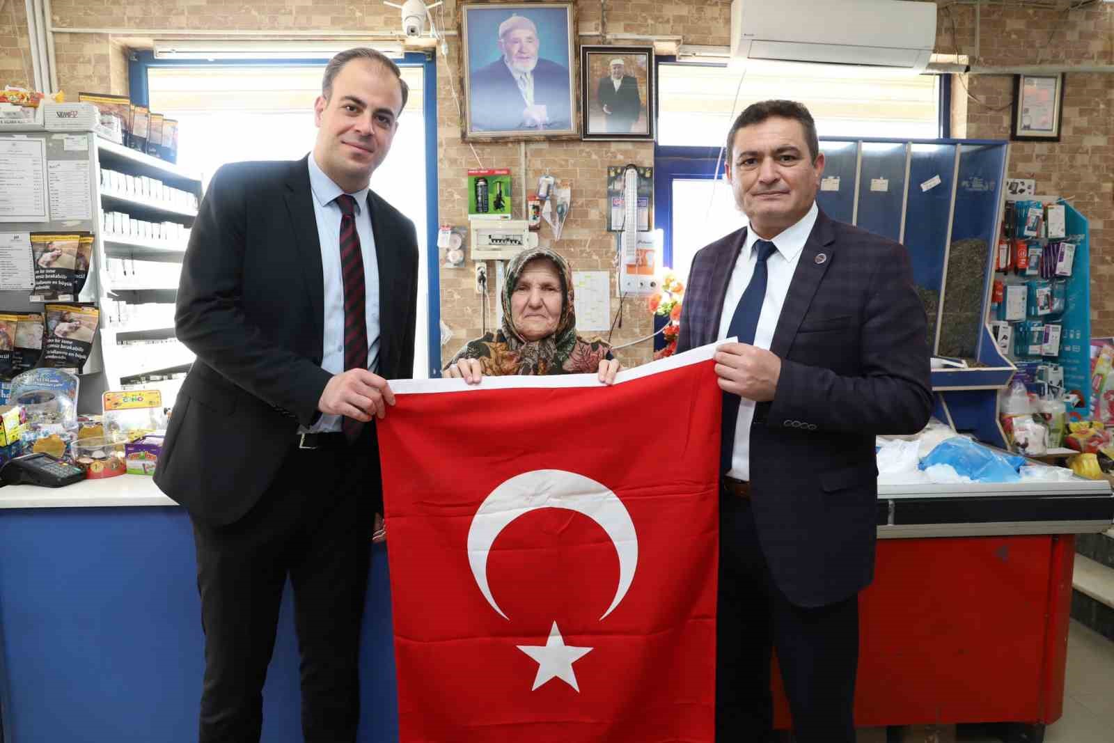 Çobanlar ve Sandıklı ilçelerinde esnaflara Türk bayrağı hediye edildi