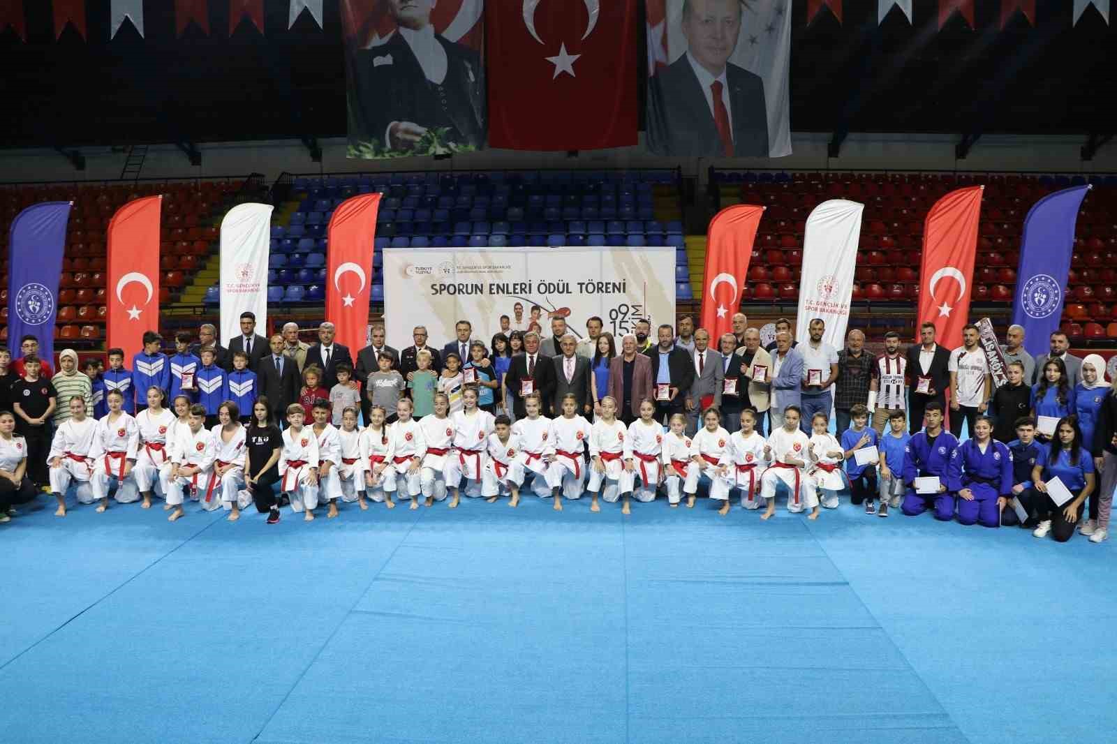 Kütahya’da yılın enleri ödüllerini aldı