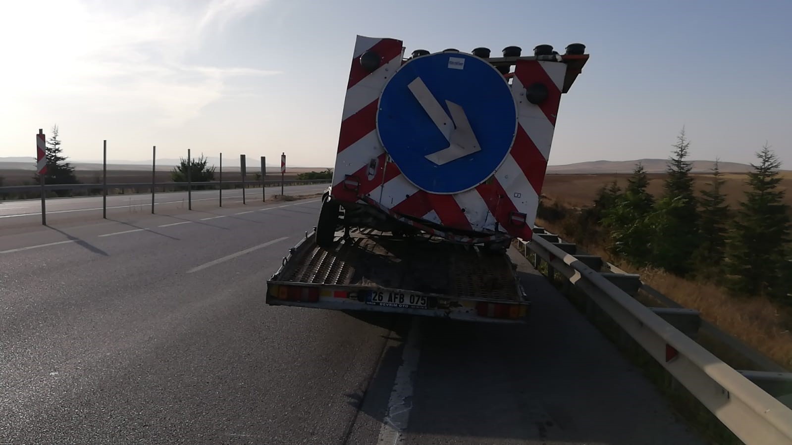 Yol çizgilerini çizen römorka arkadan çarpan araçtaki iki kişi yaralandı