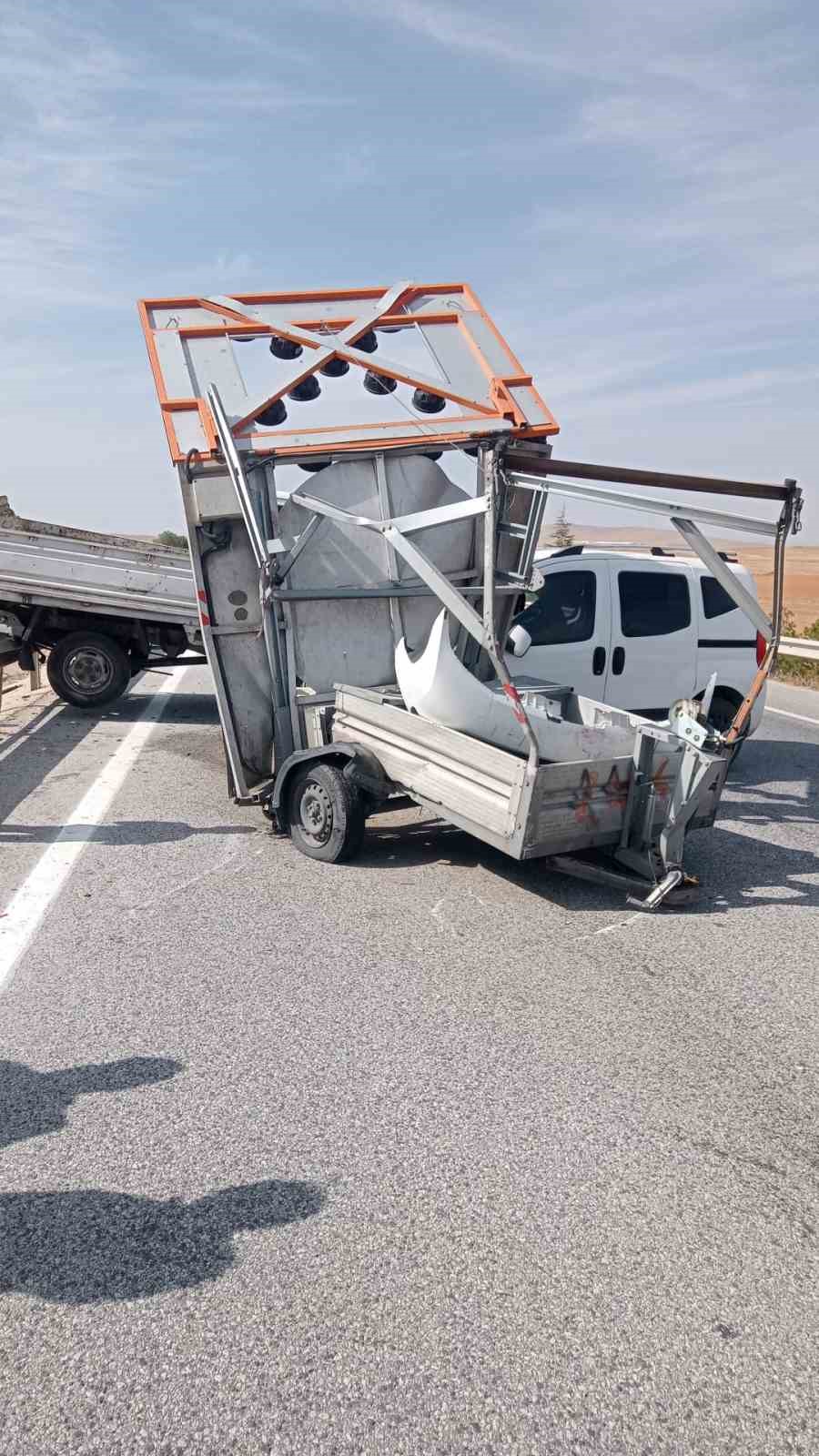 Yol çizgilerini çizen römorka arkadan çarpan araçtaki iki kişi yaralandı