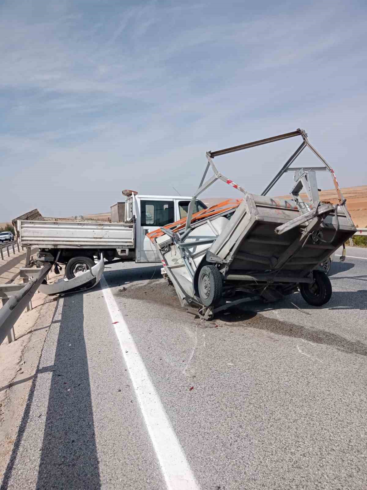 Yol çizgilerini çizen römorka arkadan çarpan araçtaki iki kişi yaralandı