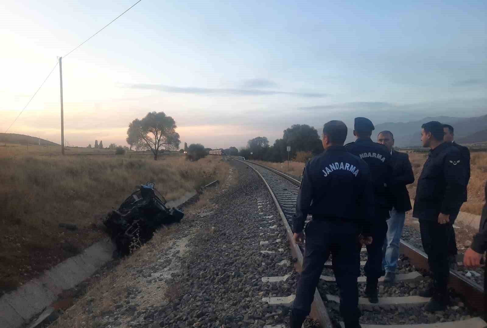 Yolcu treni traktöre çarptı: 1 kişi hayatını kaybetti