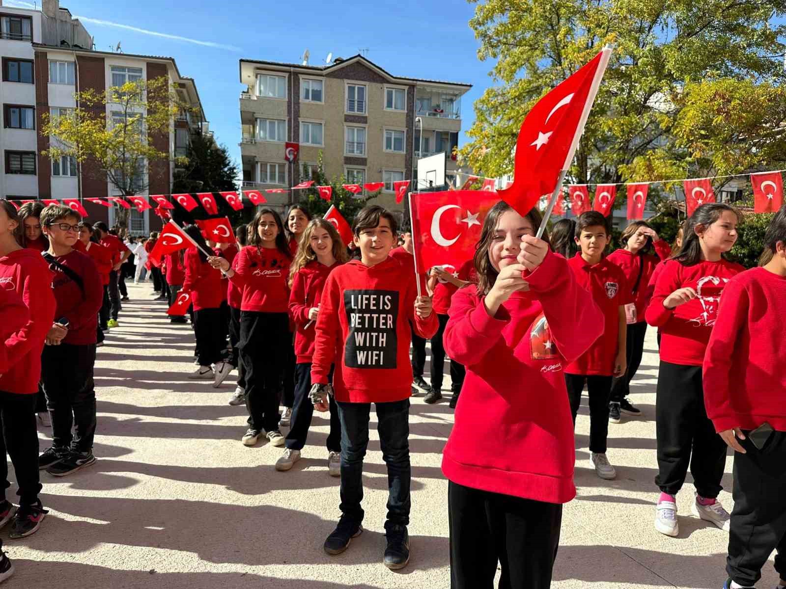 600 öğrenciden ‘Cumhuriyet yürüyüşü’ ve senkronize gösteri