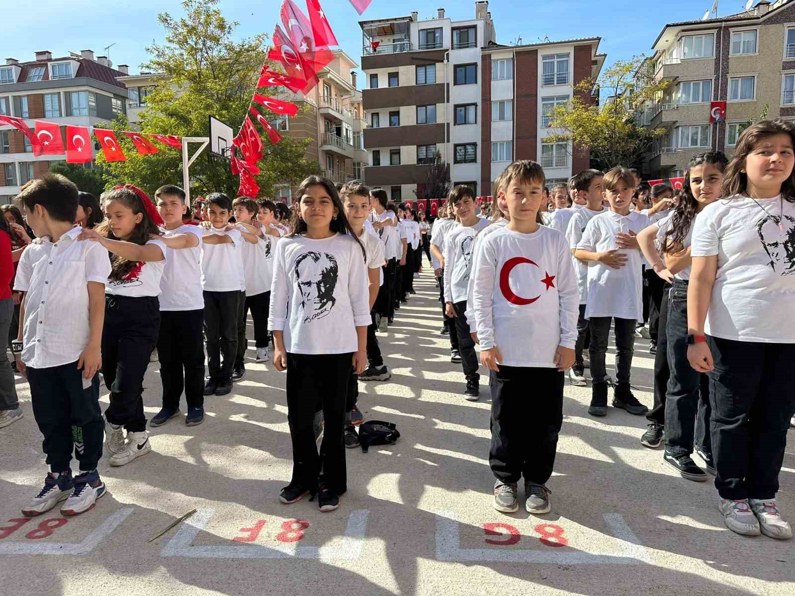 600 öğrenciden ‘Cumhuriyet yürüyüşü’ ve senkronize gösteri