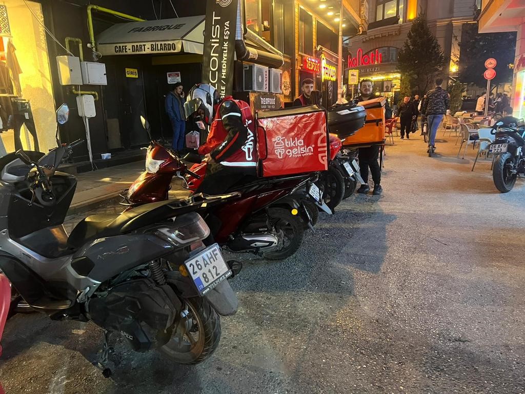 Rastgele park edilen kurye motosikletleri esnafa rahatsızlık verdi