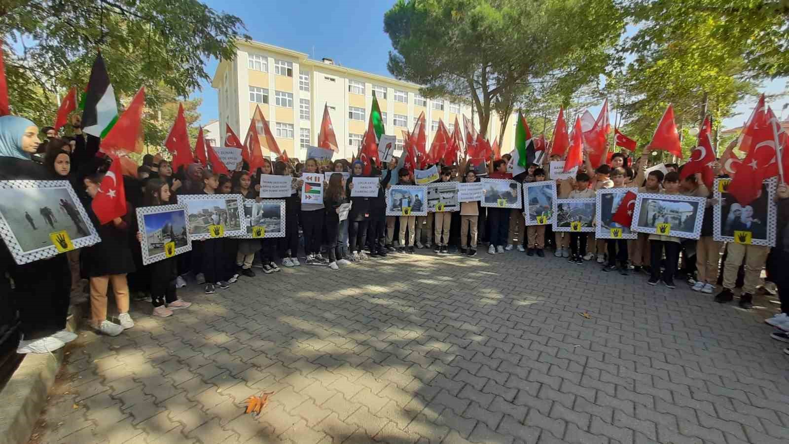 Şehit Osman Er Anadolu İmam Hatip Lisesi öğrencileri İsrail’in Gazze’ye saldırılarına tepki gösterdi