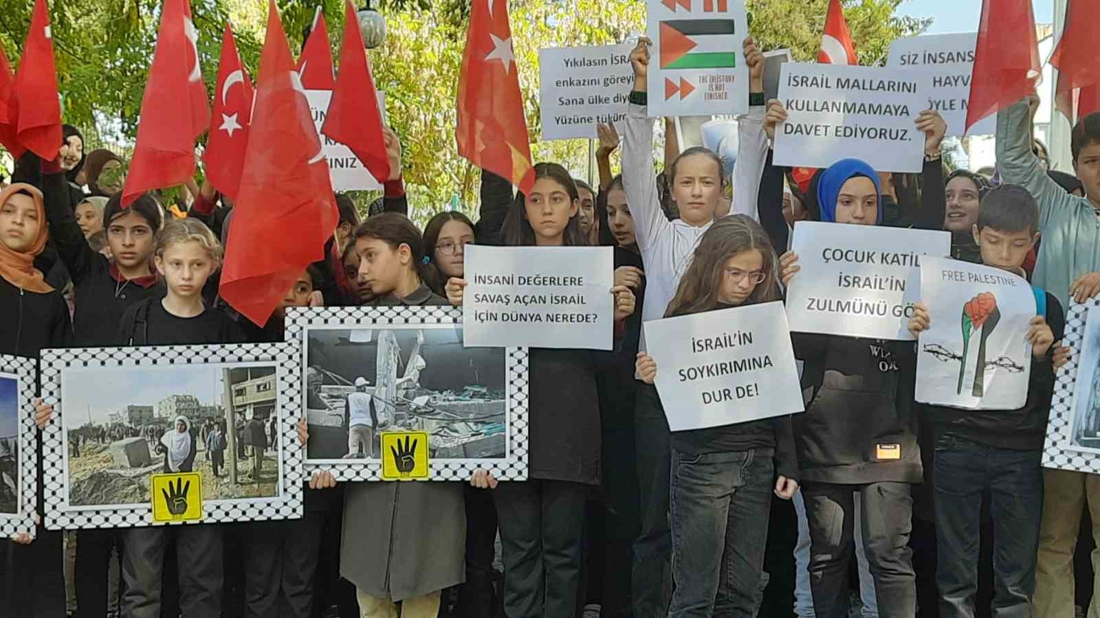 Şehit Osman Er Anadolu İmam Hatip Lisesi öğrencileri İsrail’in Gazze’ye saldırılarına tepki gösterdi