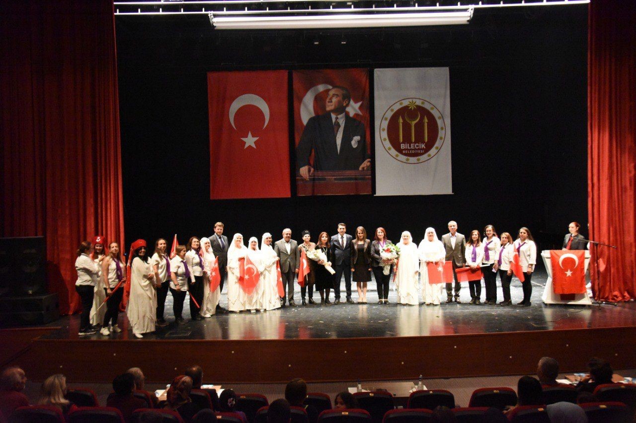 Bilecik’te ’Kahraman Türk Kadınları’ adlı defile ve tiyatro oyunu sahnelendi