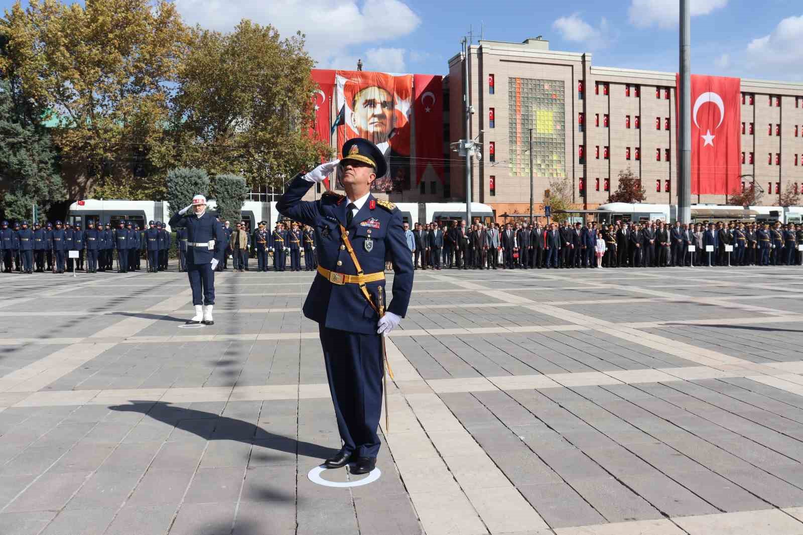 Eskişehir’de 29 Ekim kutlamaları çelenk sunma töreniyle başladı