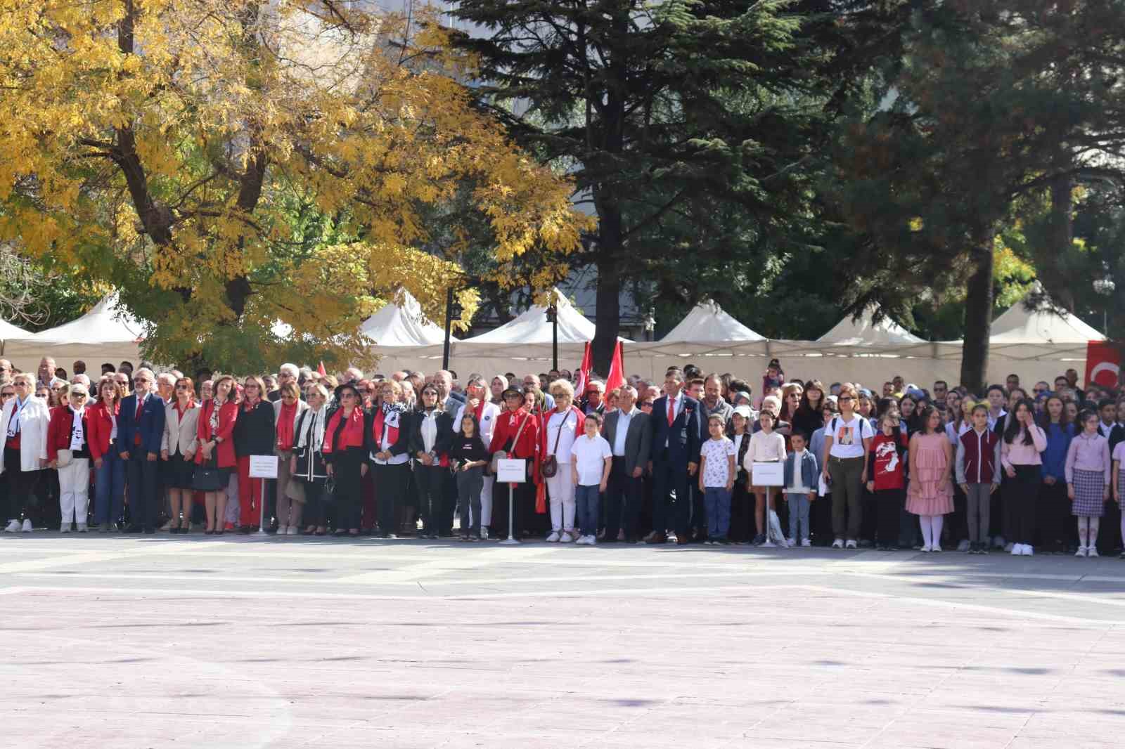 Eskişehir’de 29 Ekim kutlamaları çelenk sunma töreniyle başladı