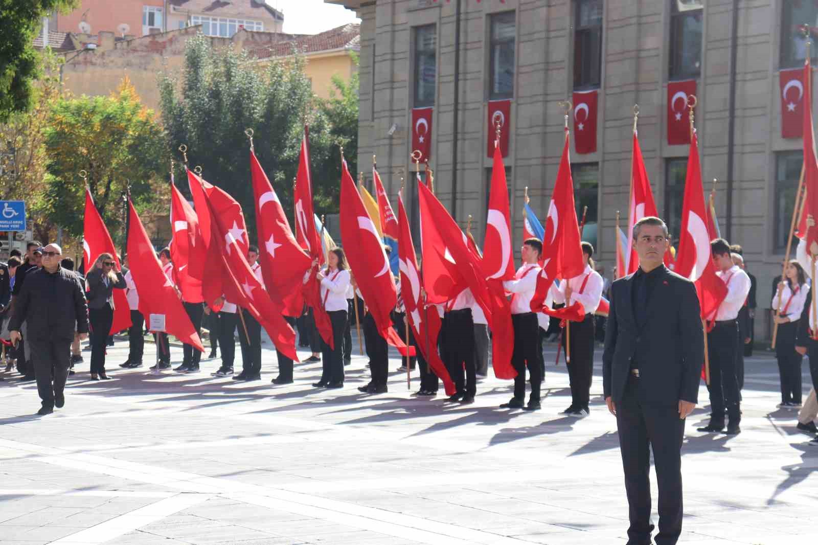 Eskişehir’de 29 Ekim kutlamaları çelenk sunma töreniyle başladı