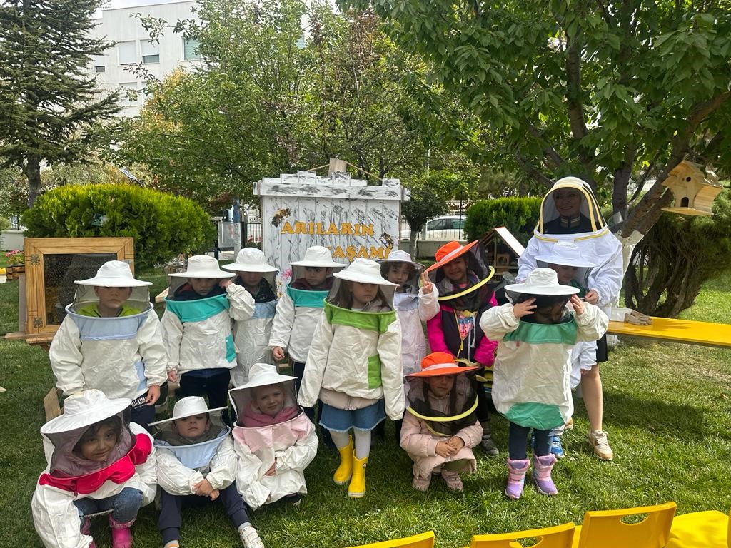 Anaokulu öğrencileri arıların çalışma sistemini yakından inceledi