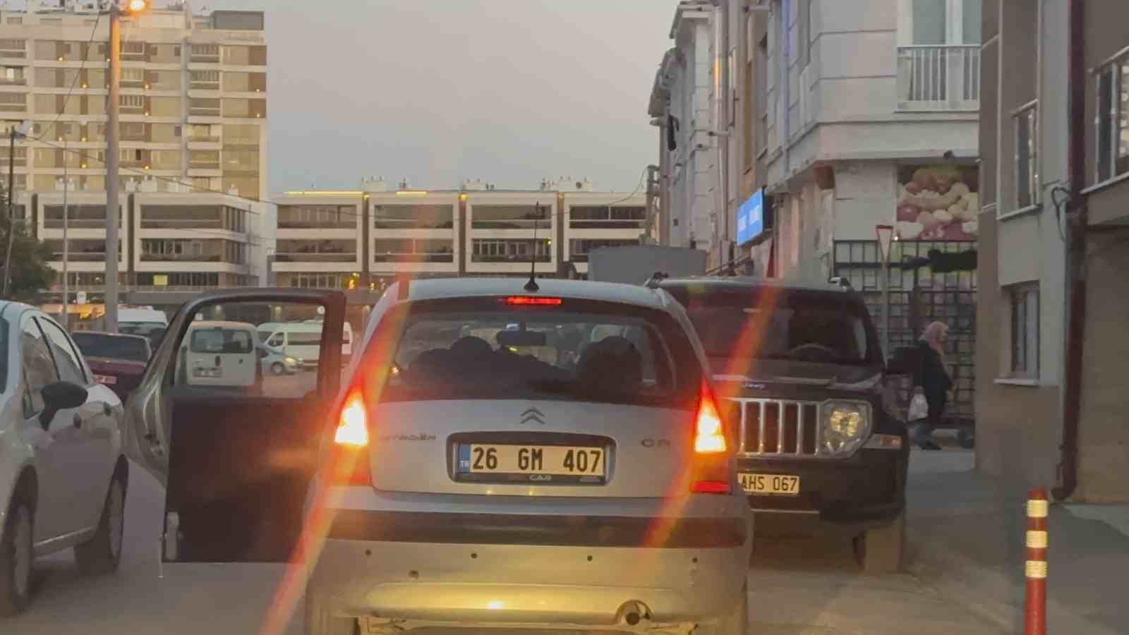 Trafikte kapısı açık seyreden sürücü pes dedirtti