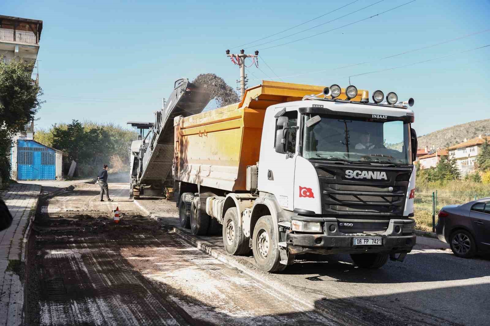 Kütahya’nın Okmeydanı Mahallesinde asfalt mesaisi