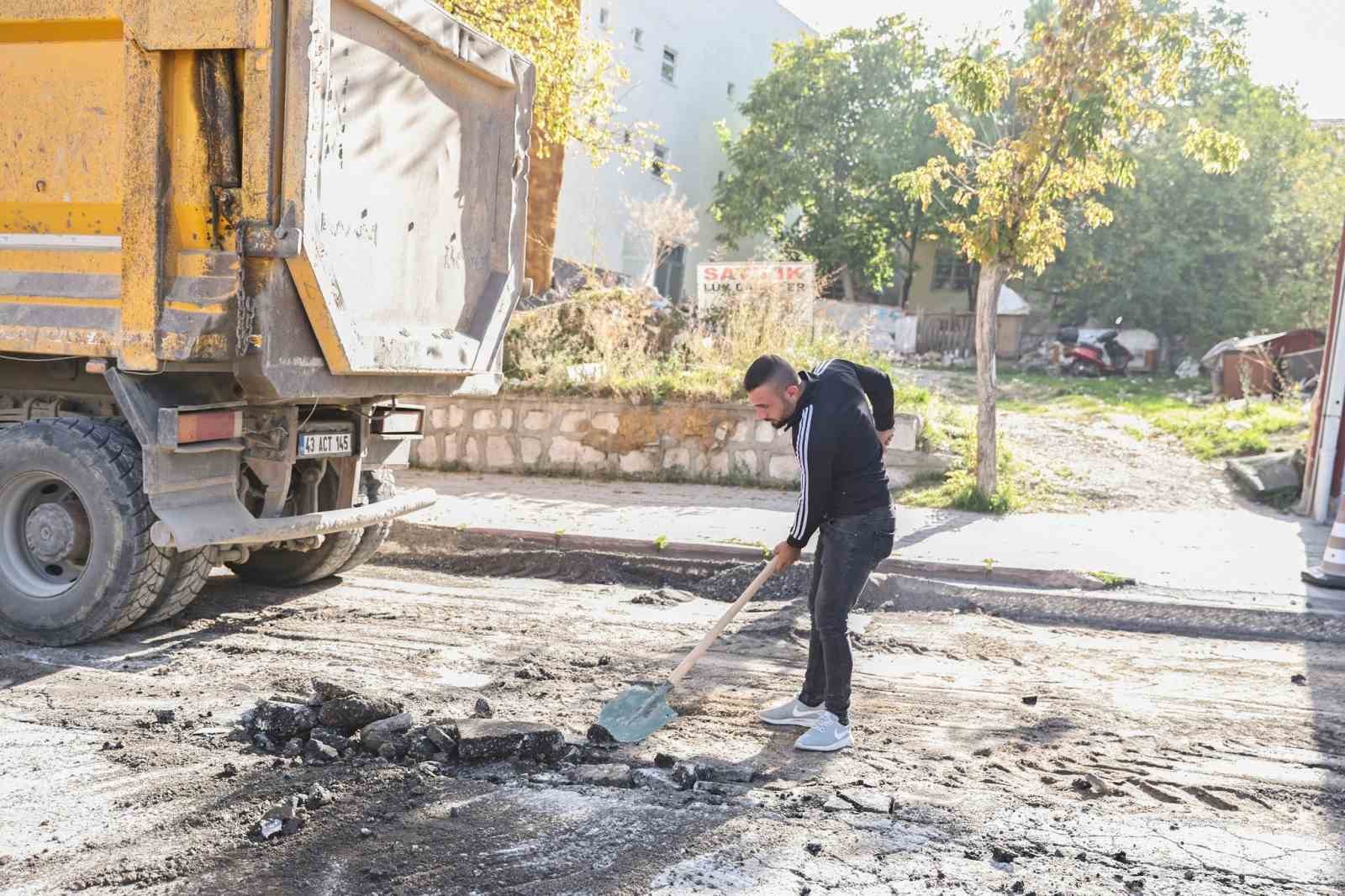 Kütahya’nın Okmeydanı Mahallesinde asfalt mesaisi