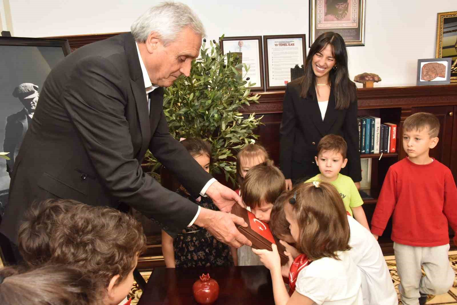 Miniklerden Başkan Bakkalcıoğlu’na 100. yıl kutlaması