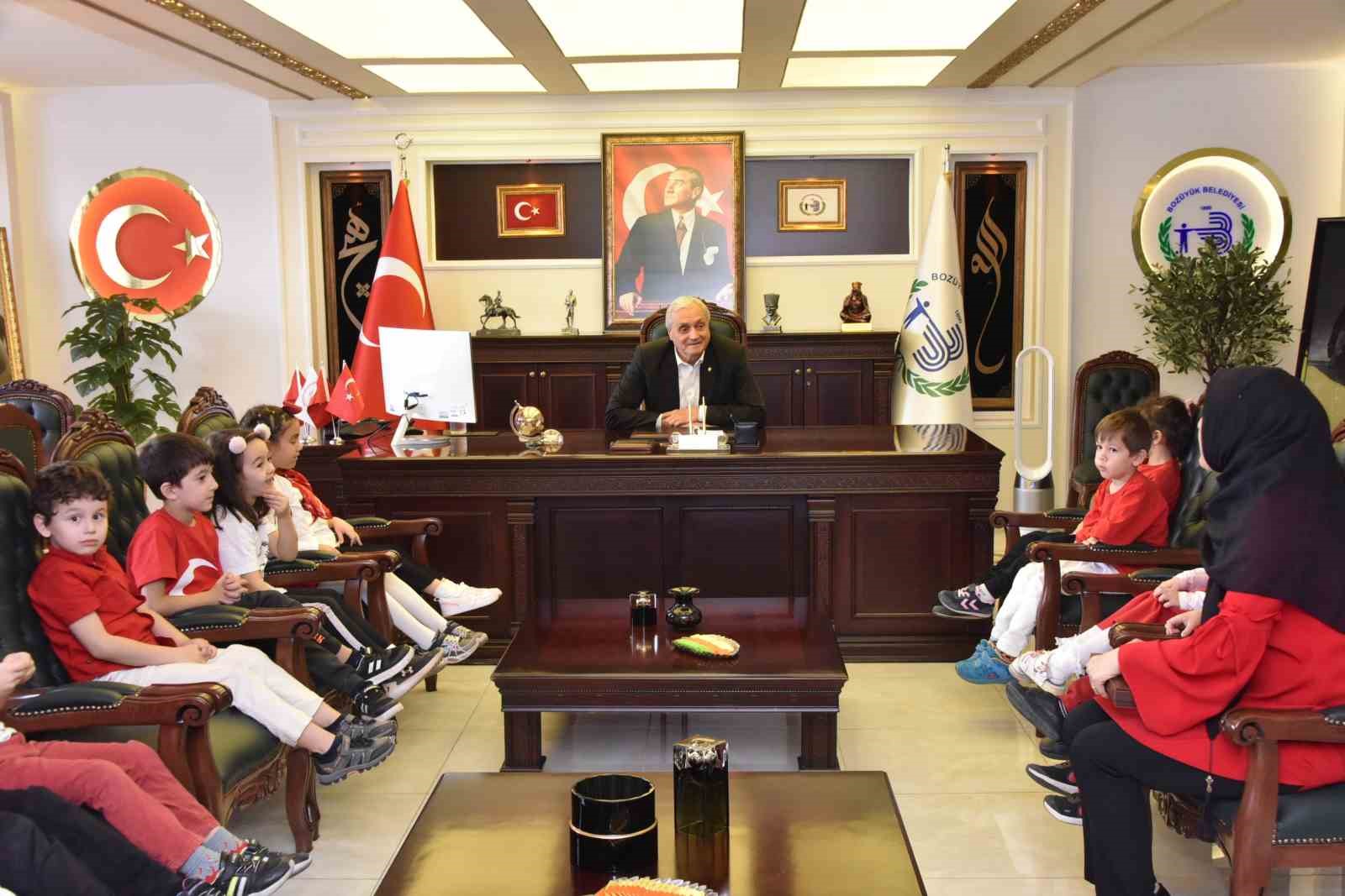 Miniklerden Başkan Bakkalcıoğlu’na 100. yıl kutlaması