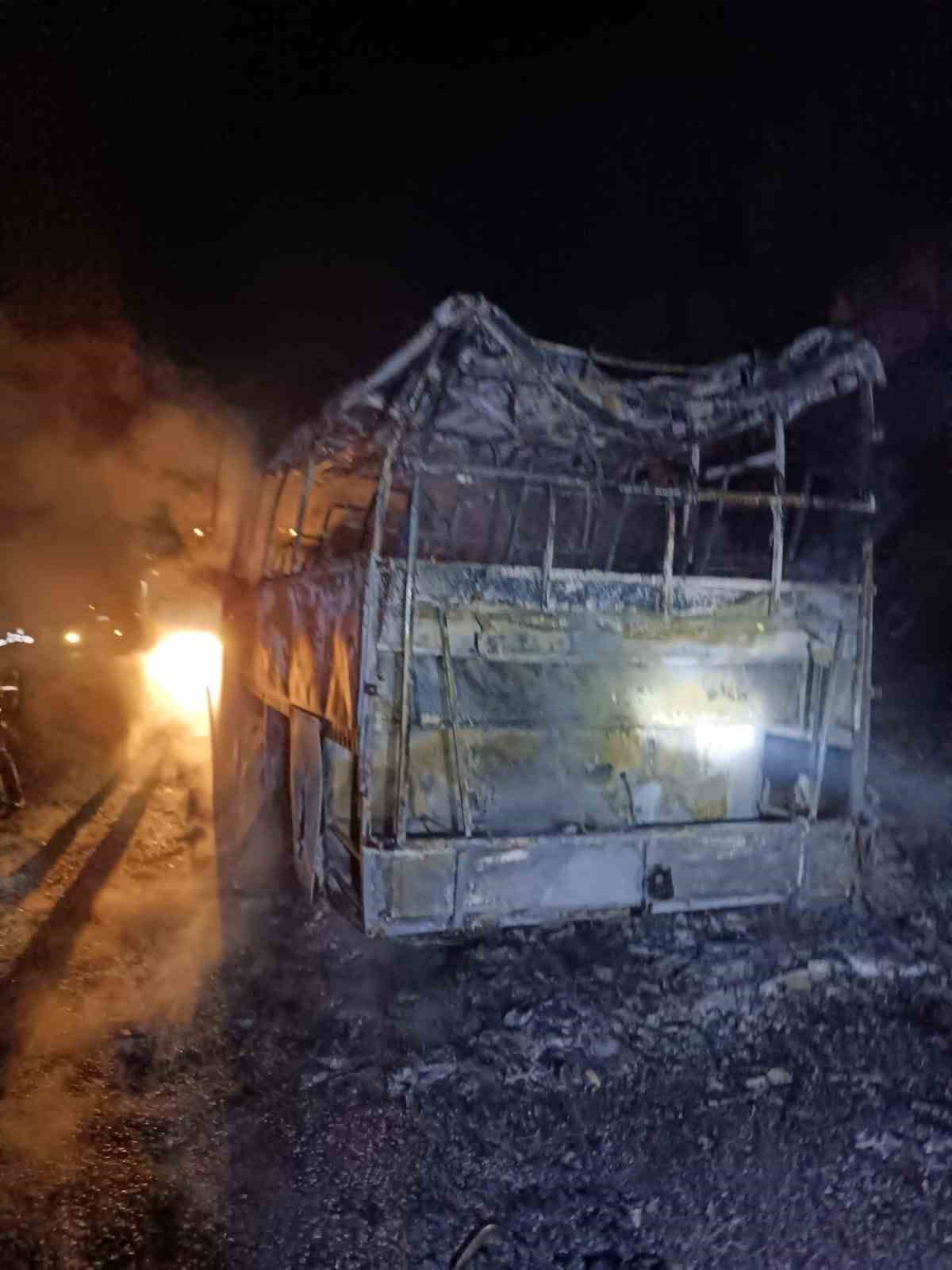 İşçi otobüsü alev alev yandı