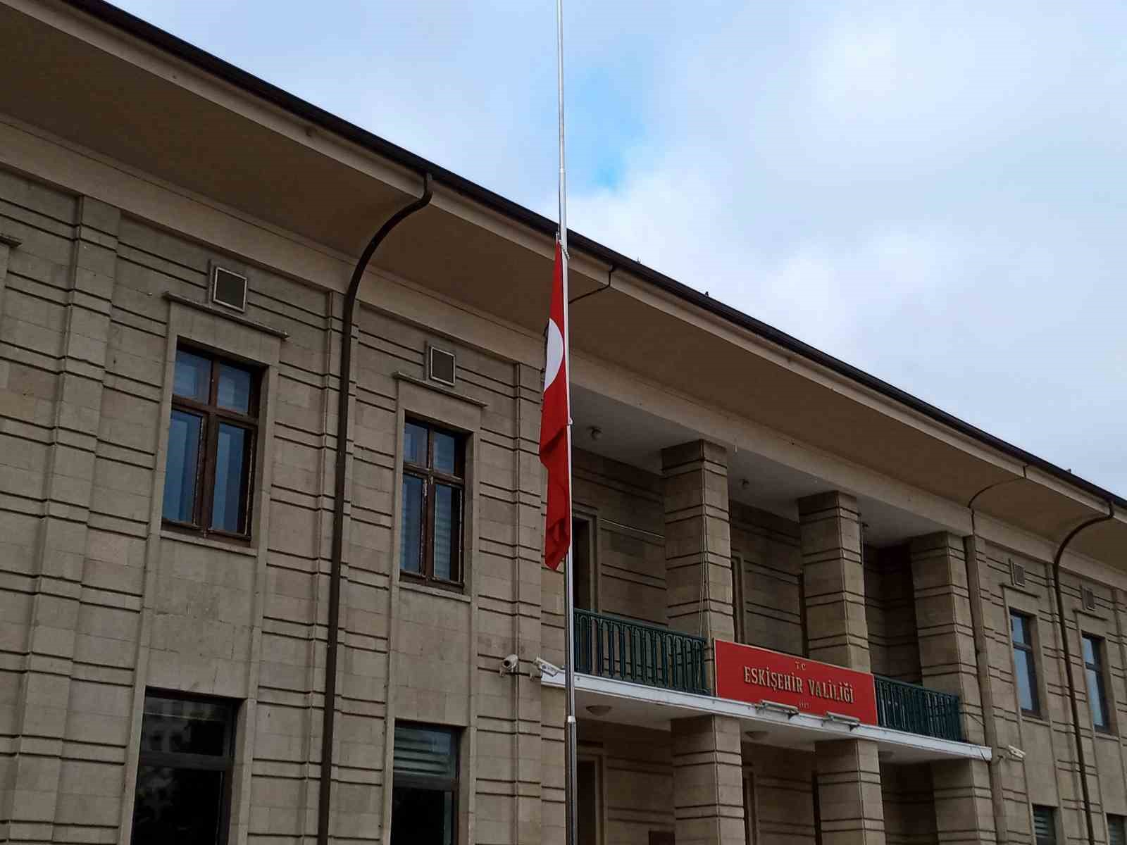 Eskişehir’de de bayraklar yarıya indirildi