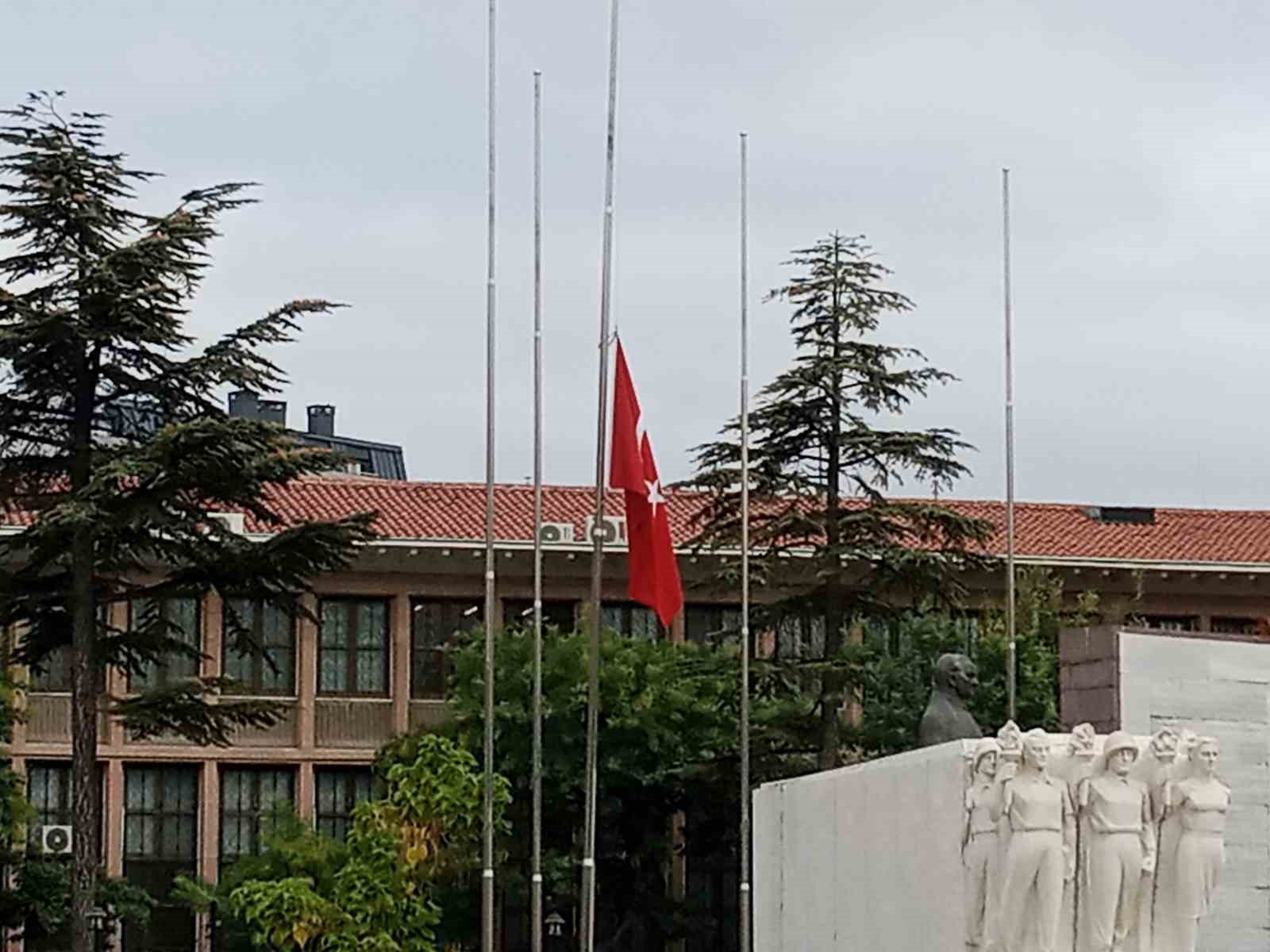 Eskişehir’de de bayraklar yarıya indirildi