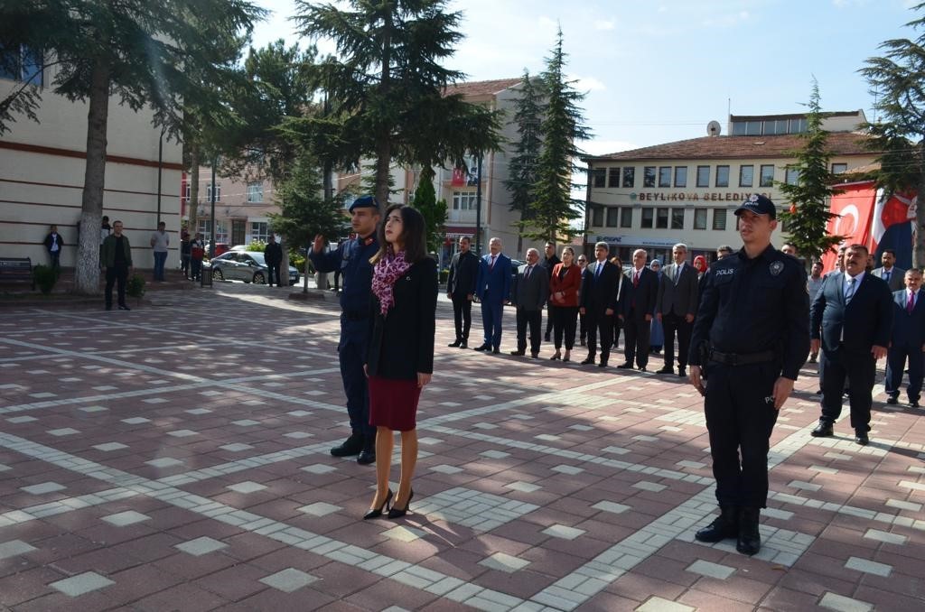 Beylikova Kaymakamı ve Başkan Özkan Alp Atatürk büstüne çelenk sundular