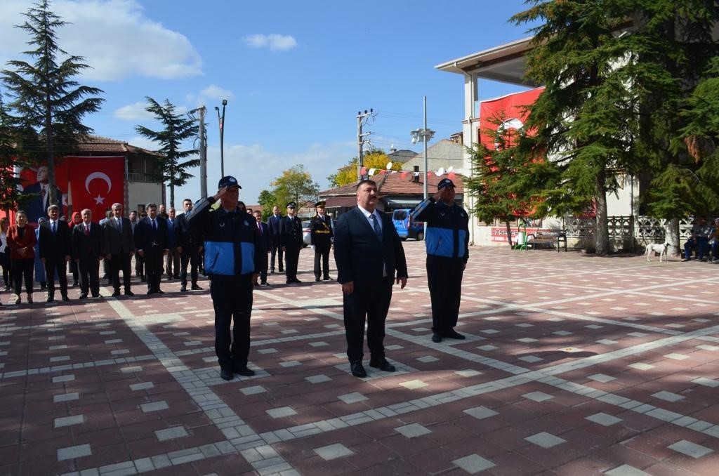 Beylikova Kaymakamı ve Başkan Özkan Alp Atatürk büstüne çelenk sundular