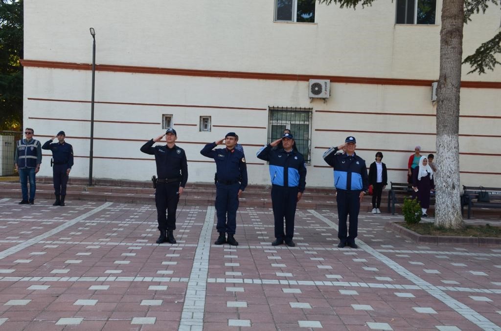 Beylikova Kaymakamı ve Başkan Özkan Alp Atatürk büstüne çelenk sundular