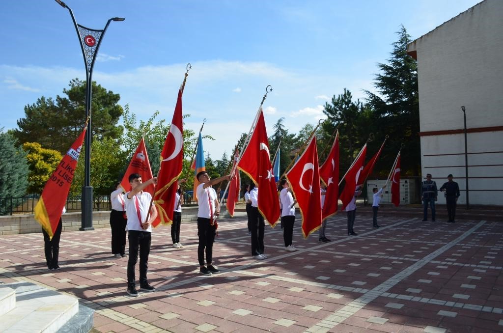 Beylikova Kaymakamı ve Başkan Özkan Alp Atatürk büstüne çelenk sundular